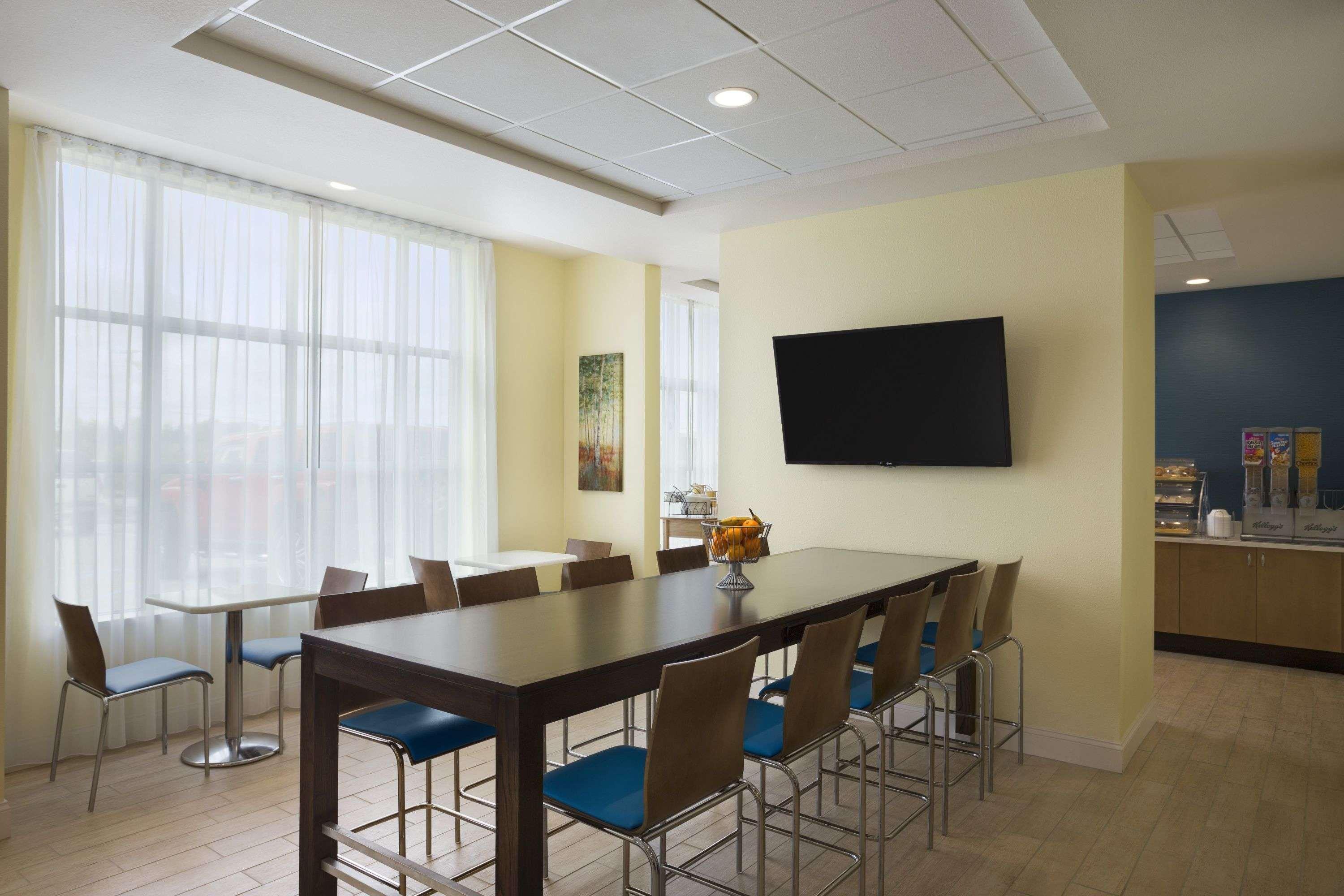 Days Inn & Suites By Wyndham Belmont Екстериор снимка