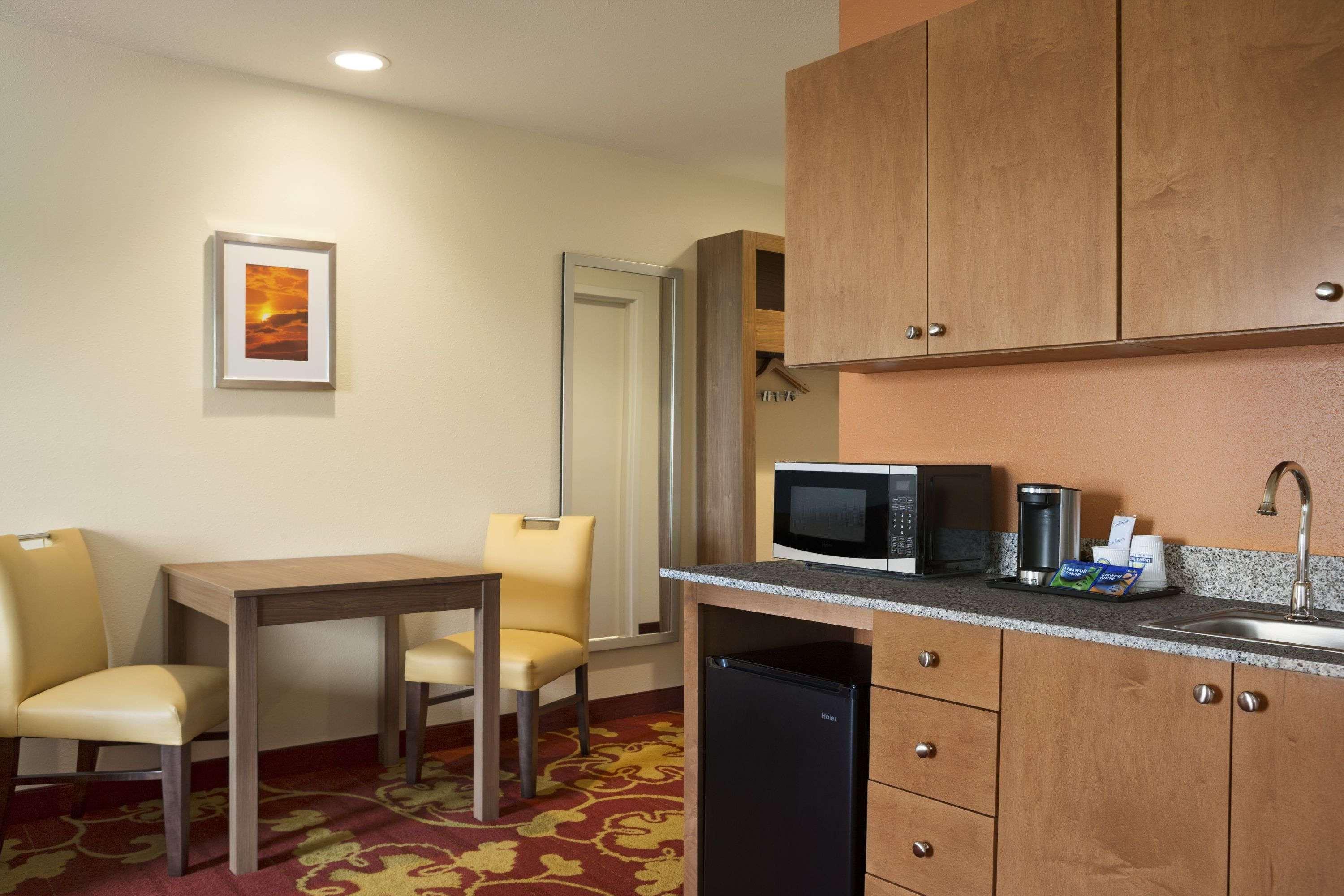 Days Inn & Suites By Wyndham Belmont Екстериор снимка