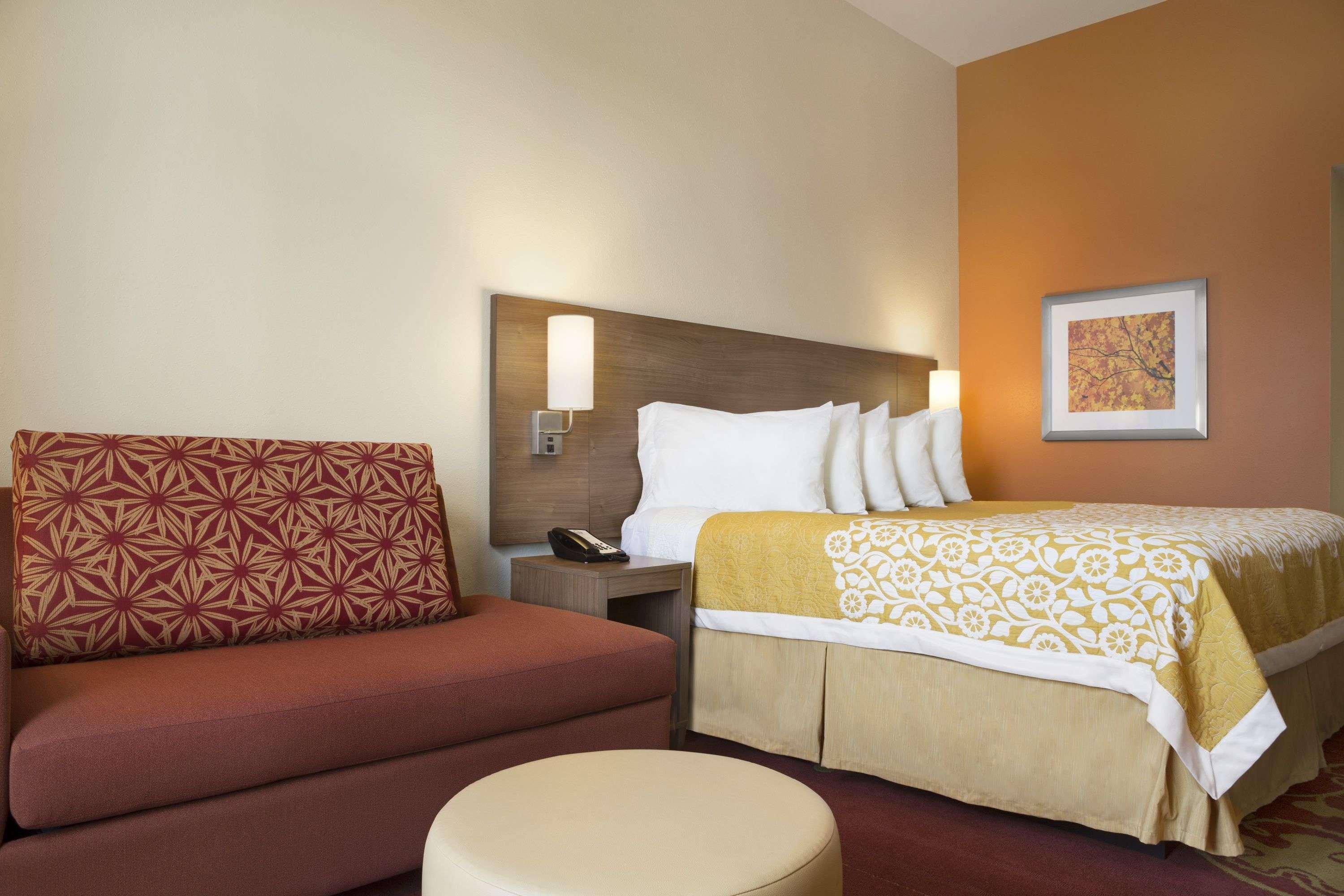 Days Inn & Suites By Wyndham Belmont Екстериор снимка