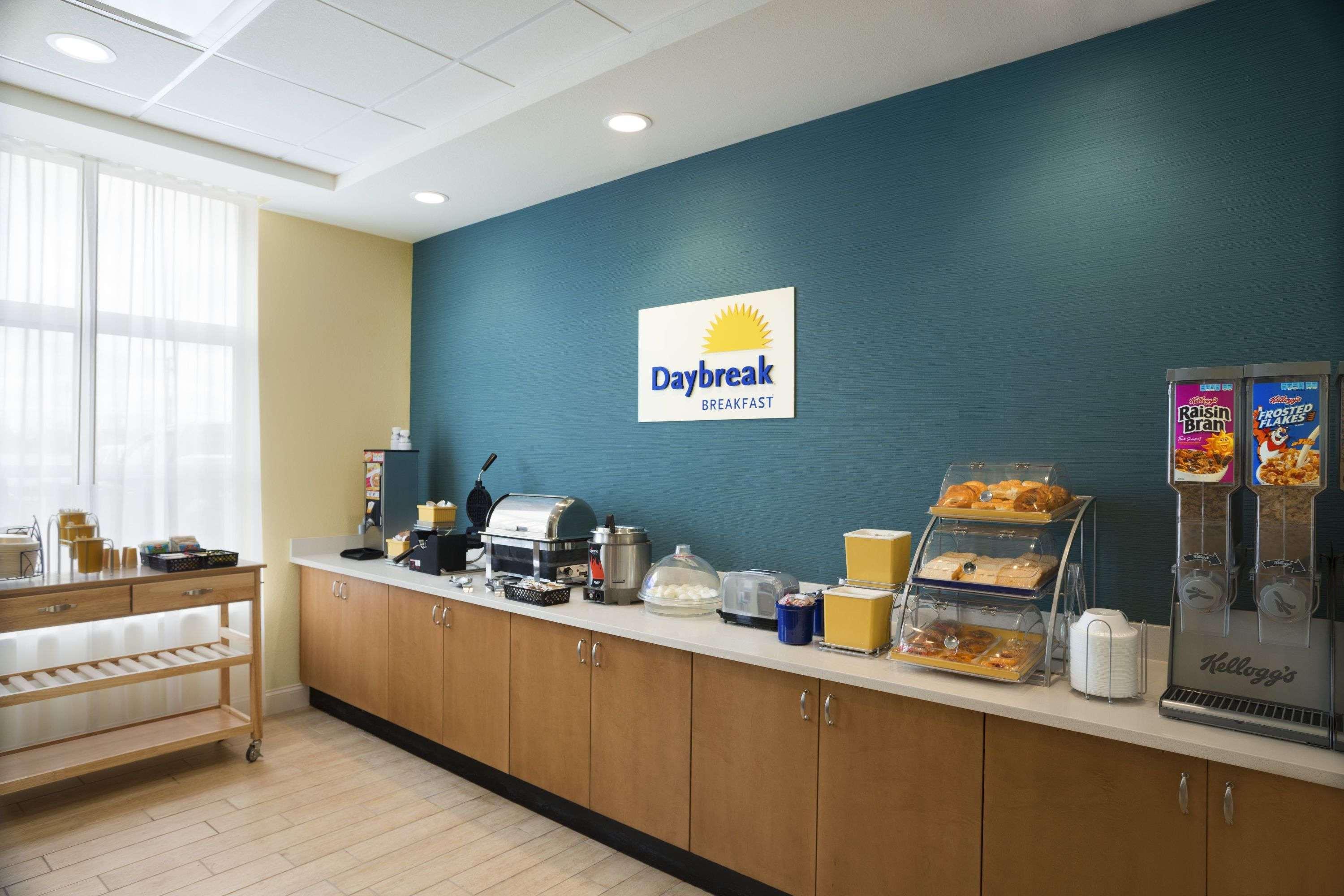 Days Inn & Suites By Wyndham Belmont Екстериор снимка