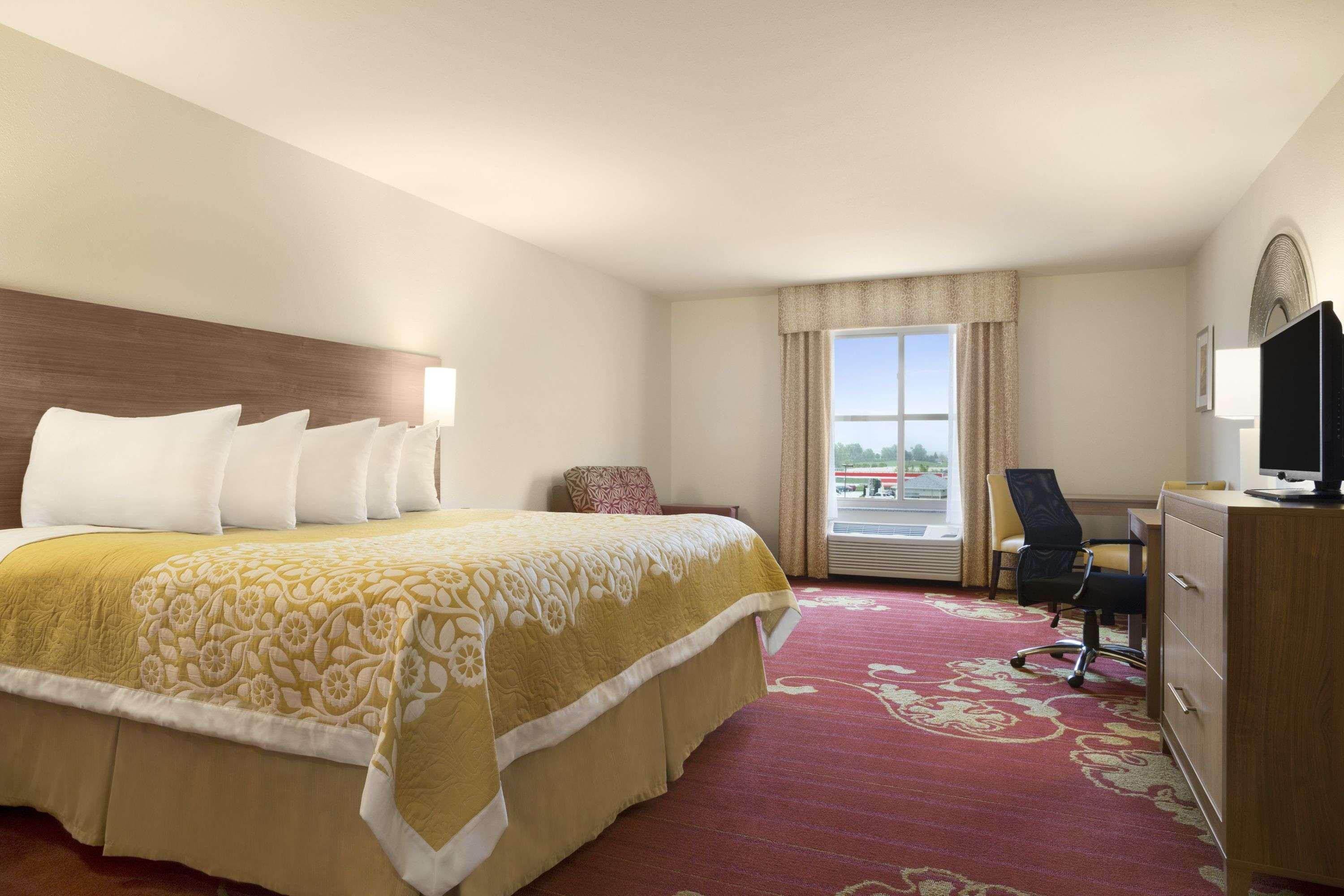 Days Inn & Suites By Wyndham Belmont Екстериор снимка