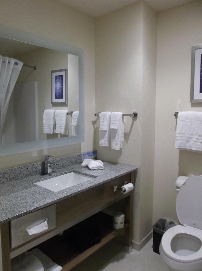 Days Inn & Suites By Wyndham Belmont Екстериор снимка