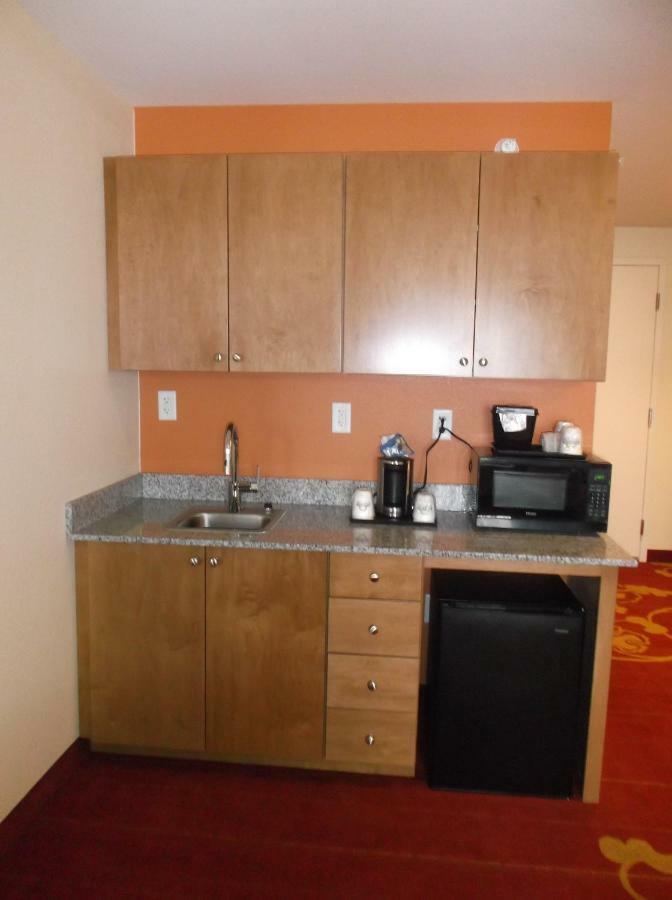 Days Inn & Suites By Wyndham Belmont Екстериор снимка